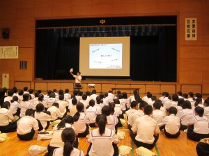 富田中学校での講義風景